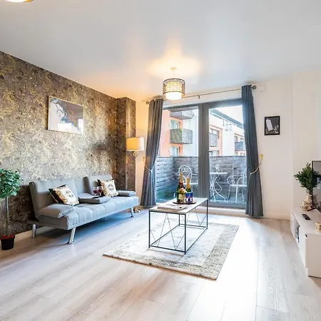 Caliber Stays Bliss - Medusa - 2-bed Retreat - Attractions, Sleeps 4, Free Netflix, Nearby Parking & Close Proximity - Bullring, Grand Central, The Cube - 5 Minutes Walk